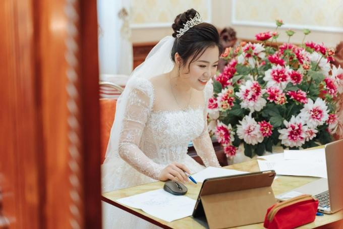 Cô dâu sinh viên ngại ngùng khi xuất hiện lộng lẫy trong phòng thi trực tuyến (Ảnh: NVCC).