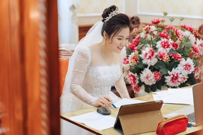 Cô dâu sinh viên ngại ngùng khi xuất hiện lộng lẫy trong phòng thi trực tuyến (Ảnh: NVCC).