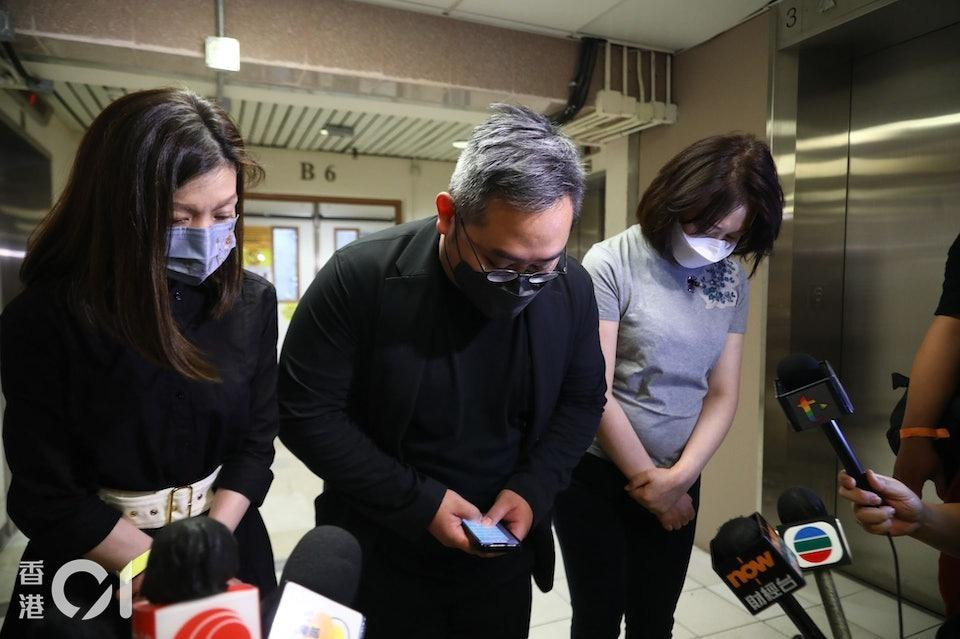 Ông Lư Đình Huy xin lỗi 2 nạn nhân trước truyền thông. Ảnh: HK01 Ông Lư Đình Huy xin lỗi 2 nạn nhân trước truyền thông. Ảnh: HK01