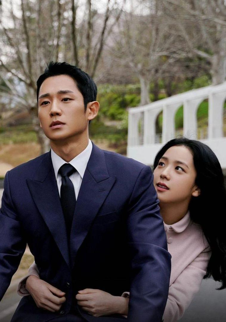 Snowdrop (Hoa tuyết điểm) có sự tham gia của Jung Hae-in và thành viên nhóm nhạc BlackPink là Jisoo dừng chân ở hạng 3. Thời gian đầu, phim hứng chịu chỉ trích dữ dội vì nhiều khán giả Hàn Quốc cho rằng phim xuyên tạc lịch sử, cụ thể là phong trào dân chủ hóa diễn ra vào những năm 1980 ở xứ sở Kim chi. Phim tập trung khai thác bối cảnh loạn lạc giữa các phe đối lập và khắc họa chuyện tình yêu đau thương giữa Im Soo Ho (Jung Hae In) – đặc vụ Triều Tiên và Eun Young Ro (Kim Jisoo) – nữ sinh đại học. Snowdrop (Hoa tuyết điểm) có sự tham gia của Jung Hae-in và thành viên nhóm nhạc BlackPink là Jisoo dừng chân ở hạng 3. Thời gian đầu, phim hứng chịu chỉ trích dữ dội vì nhiều khán giả Hàn Quốc cho rằng phim xuyên tạc lịch sử, cụ thể là phong trào dân chủ hóa diễn ra vào những năm 1980 ở xứ sở Kim chi. Phim tập trung khai thác bối cảnh loạn lạc giữa các phe đối lập và khắc họa chuyện tình yêu đau thương giữa Im Soo Ho (Jung Hae In) – đặc vụ Triều Tiên và Eun Young Ro (Kim Jisoo) – nữ sinh đại học.