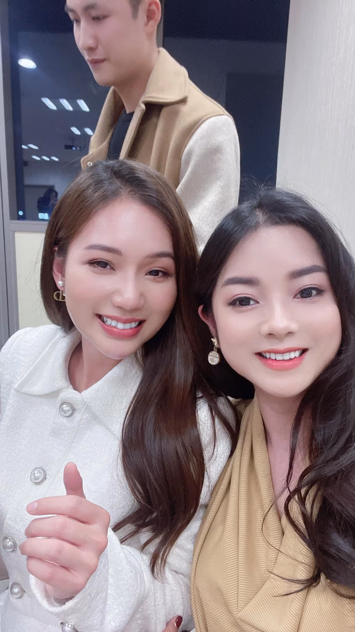 Lệ Quyên chụp cùng Ngọc Anh (vai y tá Ngọc)