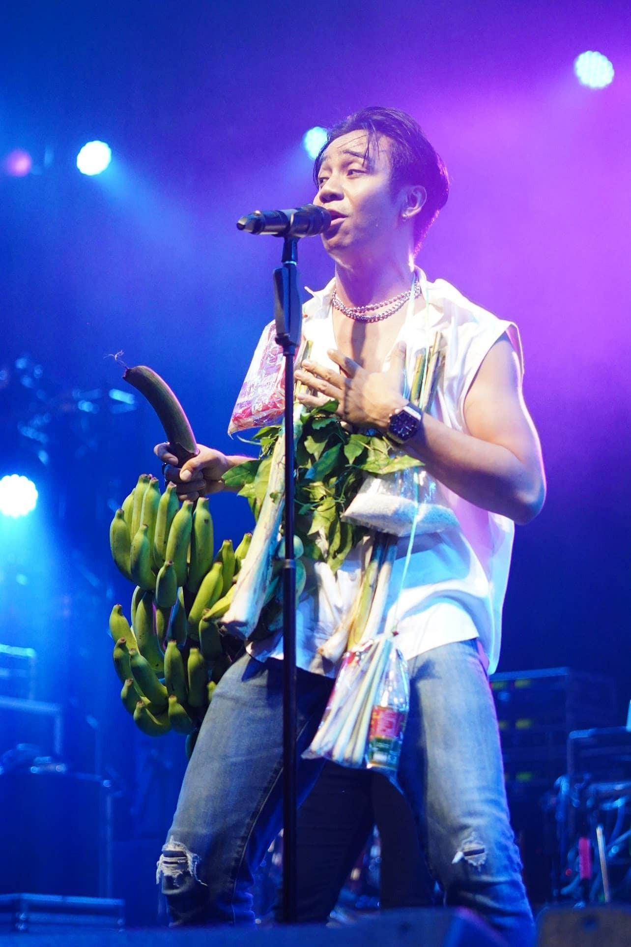 Màn biểu diễn của anh trải dài khắp các tỉnh thành Thái Lan, sân khấu của Kong Huayrai lúc nào cũng chật ních khán giả. Ca sĩ nhận được sự yêu mến của công chúng bởi sự gần gũi, dễ thương. Màn biểu diễn của anh trải dài khắp các tỉnh thành Thái Lan, sân khấu của Kong Huayrai lúc nào cũng chật ních khán giả. Ca sĩ nhận được sự yêu mến của công chúng bởi sự gần gũi, dễ thương.