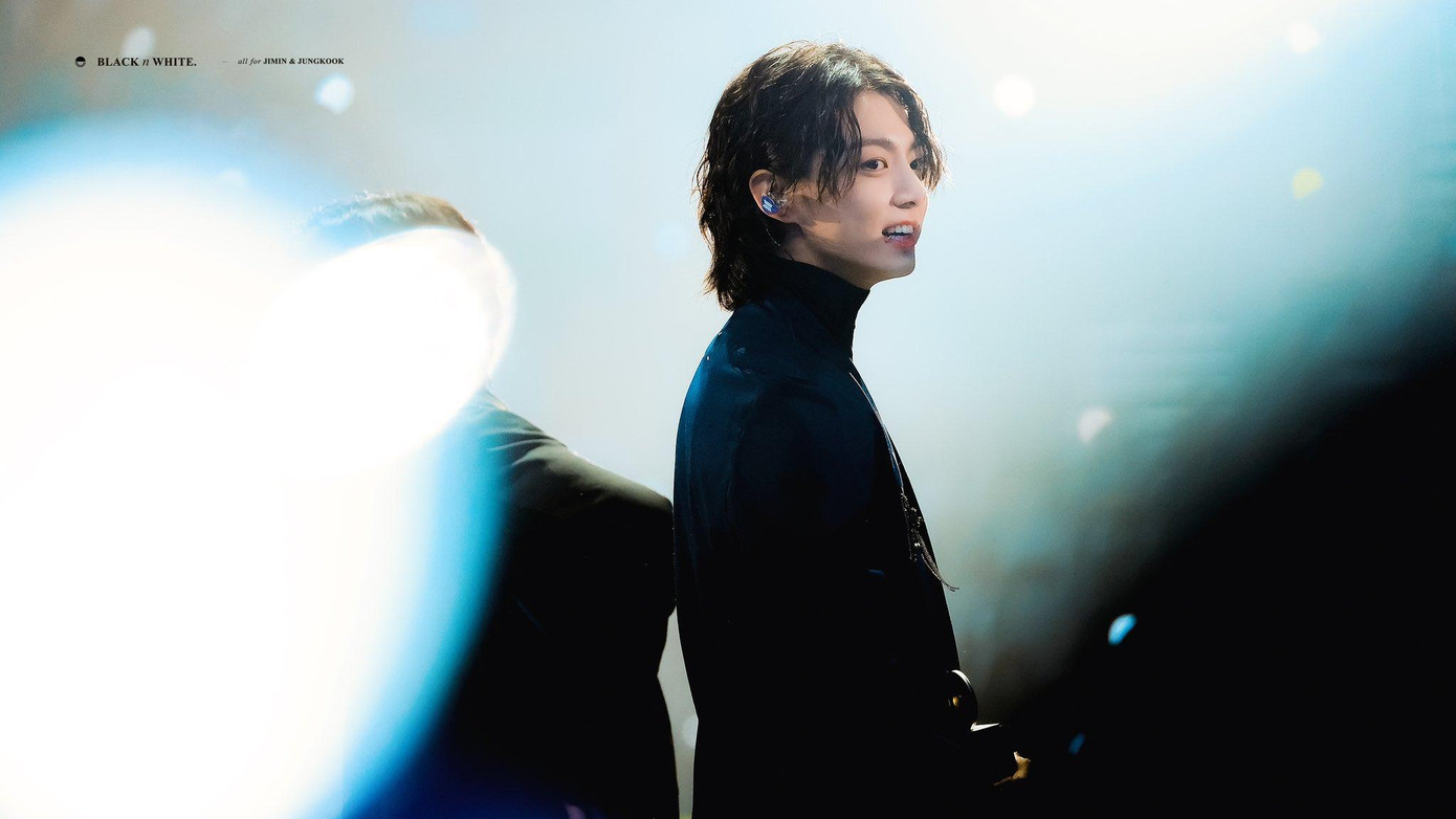 Jungkook cho biết anh thay đổi kiểu tóc để nhận giải thưởng. Anh cảm kích trước tình cảm của người hâm mộ và hạnh phúc khi BTS nhận giải thưởng cao quý nhất. Sân khấu biểu diễn ca khúc Yet To Come và For Youth, giọng ca chính của BTS được nhận xét có giọng hát ổn định, ngoại hình tỏa sáng. Ảnh: Twitter.