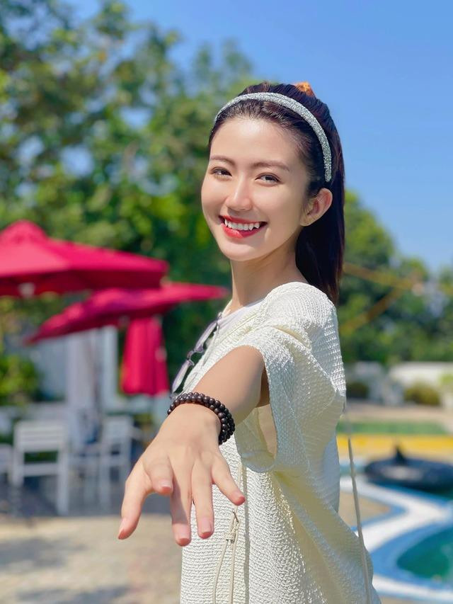 Dù diễn xuất chưa hoàn thiện nhưng với nét đáng yêu, trẻ con, Ngọc Huyền được khán giả đánh giá khá tròn vai, phù hợp với nét tính cách của nhân vật.