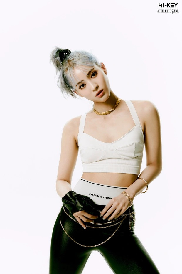 Sitala góp mặt trong top 100, xếp hạng 5 dù là cái tên mới. Cô là thần tượng gốc Thái Lan, cha là diễn viên nổi tiếng Sarunyu Wongkrachang. Trước khi thực hiện đam mê âm nhạc, cô là người mẫu của Chanel trẻ nhất đến từ Thái Lan. Sitala được chỉ định ra mắt cùng nhóm nhạc 4 thành viên H1-KEY, song cô buộc rời nhóm vì tranh cãi liên quan đến chính trị. Sitala góp mặt trong top 100, xếp hạng 5 dù là cái tên mới. Cô là thần tượng gốc Thái Lan, cha là diễn viên nổi tiếng Sarunyu Wongkrachang. Trước khi thực hiện đam mê âm nhạc, cô là người mẫu của Chanel trẻ nhất đến từ Thái Lan. Sitala được chỉ định ra mắt cùng nhóm nhạc 4 thành viên H1-KEY, song cô buộc rời nhóm vì tranh cãi liên quan đến chính trị.