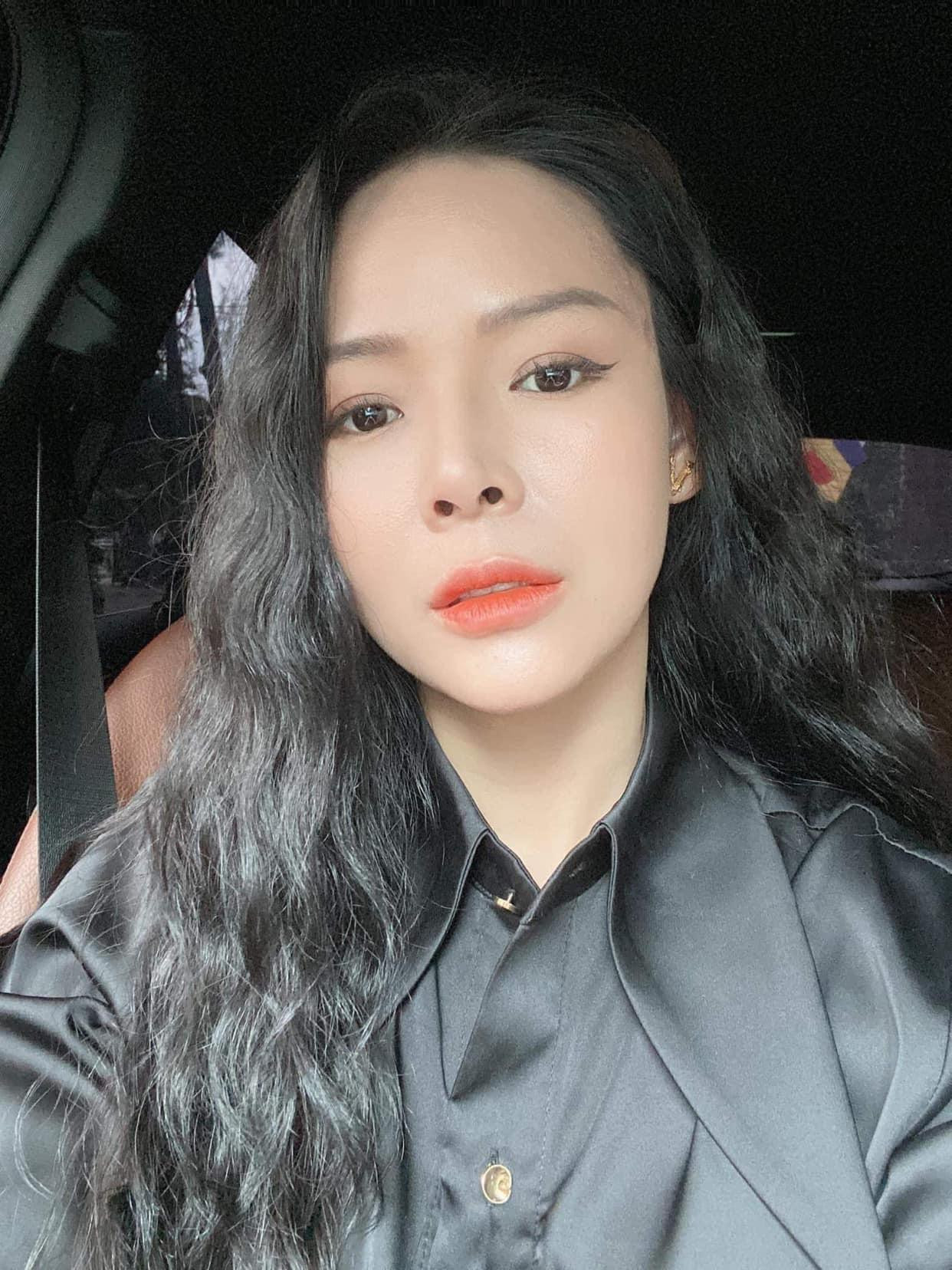 Trong phim, cô đóng cặp cùng bạn diễn kém tuổi Bình An (vai Quân). Cả hai là mối quan hệ “tình –tiền”. Vì muốn mở rộng con đường thăng tiến, Quân chấp nhận phục tùng mọi điều kiện của sếp Cẩm Khê.