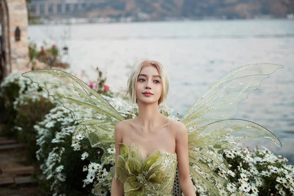 “Angela Baby có nét con lai nên thấy hợp với màu tóc vàng kim”, “Không ai tin là 33 tuổi đâu, vẻ đẹp vô thực quá”, “Trước giờ tôi thấy Baby cũng bình thường, chắc kiểu không hợp gu. Nhưng bộ ảnh này thì thấy thật sự rất đẹp”,…Hàng nghìn bình luận ngỡ ngàng trước vẻ đẹp của vợ cũ Huỳnh Hiểu Minh trong bộ ảnh mới.