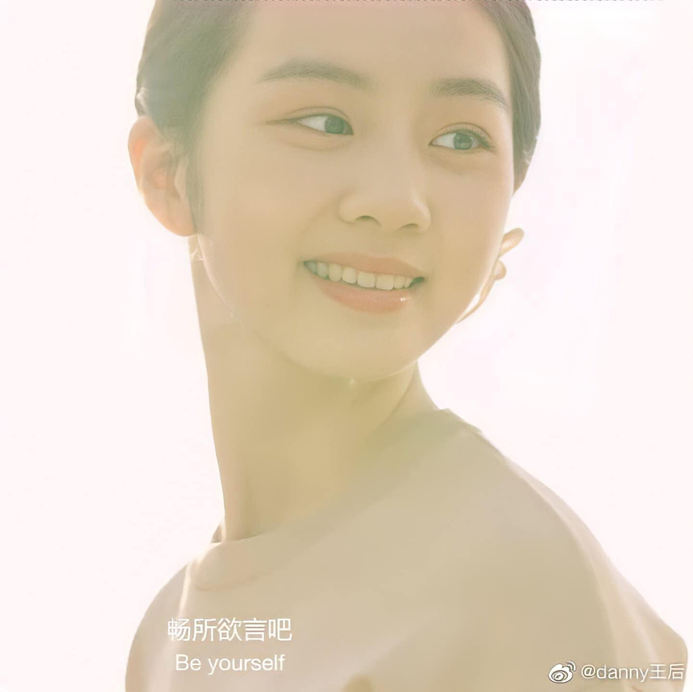 Sinh ra trong một gia đình có cả bố và mẹ đều theo nghệ thuật, Đa Đa sớm đã bộc lộ tài năng xuất chúng. Cô bé có thể chơi thông thạo nhiều loại nhạc cụ, dịch giả cho nhiều cuốn truyện tranh thiếu nhi, giỏi bơi lội, sở hữu bảng thành tích học tập ấn tượng,…