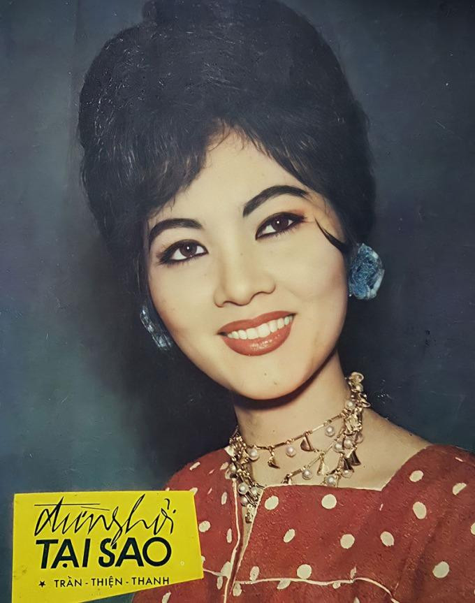 Thẩm Thúy Hằng sở hữu đôi mắt to tròn, môi trái tim căng mọng, sống mũi thon, vòng eo thon thả.