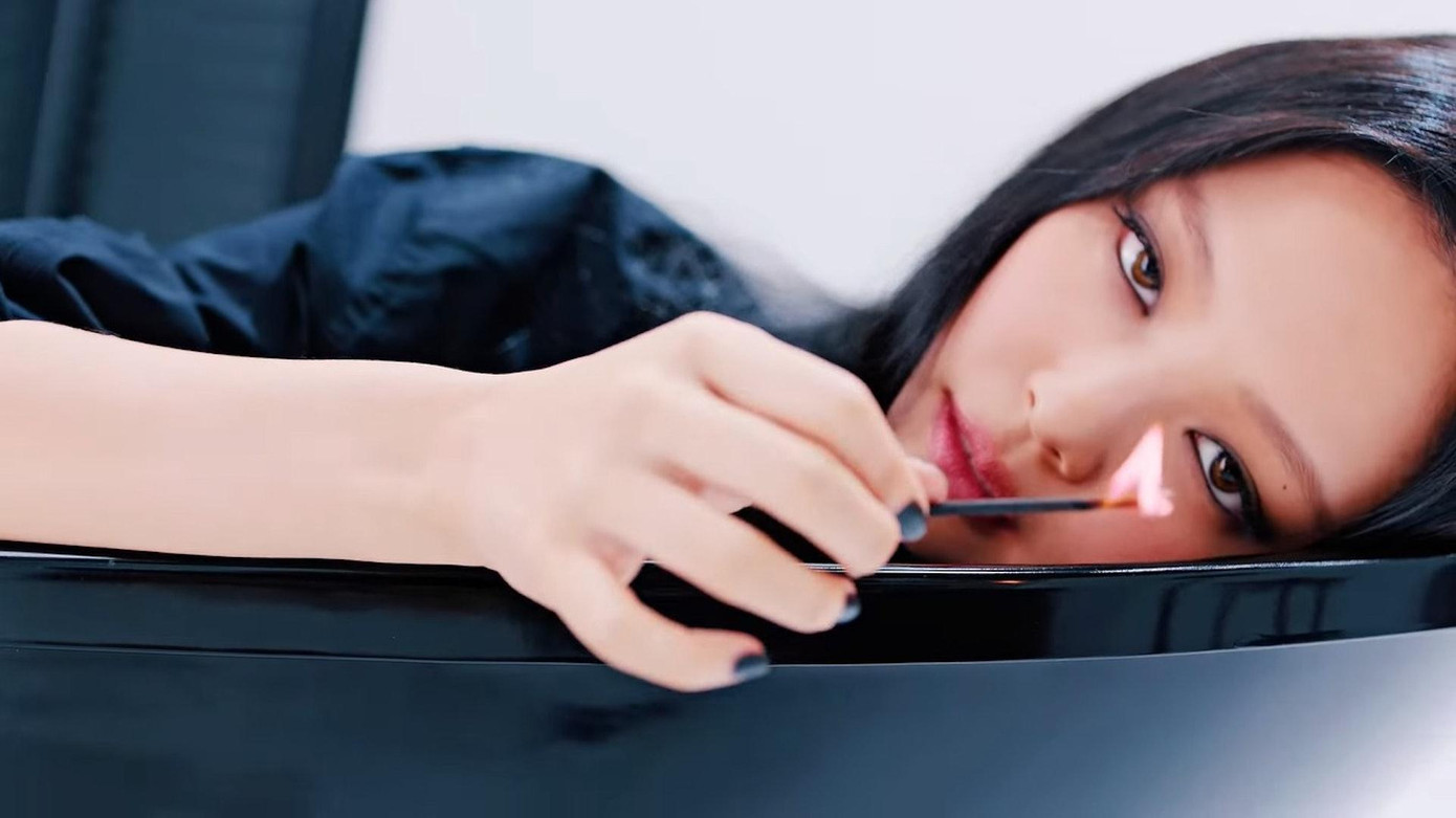 Hai MV đều có cảnh ngồi trong bồn tắm. Ảnh: Chụp màn hình MV.