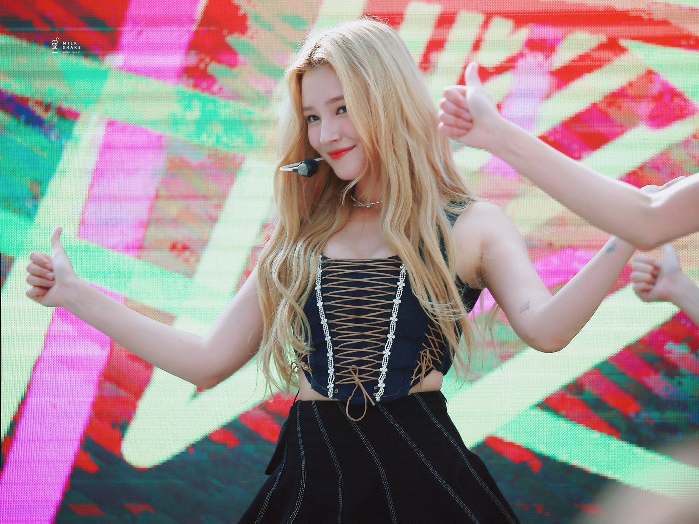 Không xuất thân từ công ty chủ quản lớn như HYBE, JYP, SM… song bằng nhan sắc cùng nét cuốn hút trên sân khấu trình diễn, Nancy được người hâm mộ săn đón. Theo Kpopstar, mỹ nhân sinh năm 2000 là nữ thần tượng không thuộc Big 3 (tức chỉ YG, SM, JYP) sở hữu 47 fancam có hơn 1 triệu lượt xem trên YouTube. 5 trong số 47 fancam vượt qua con số 10 triệu lượt xem. Ảnh: Twitter.