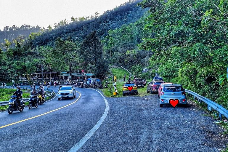 Một số ô tô dừng đỗ tại khu vực đường cứu nạn (Ảnh: Lê Kiên Trung)