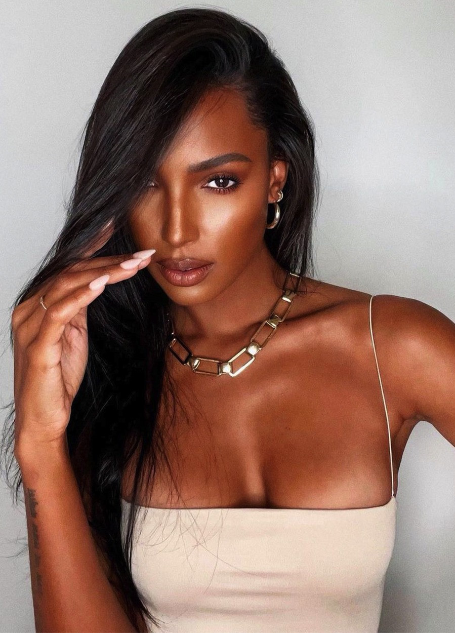 Jasmine Tookes 31 tuổi, cao 1,75 m, cô có thân hình cân đối, các số đo lần lượt 86-61-86 cm cùng làn da đen bóng khỏe khoắn. Người đẹp mang trong mình dòng máu châu Âu, châu Phi, Brazil và Ấn Độ. Năm 2016, Jasmine Tookes được chọn trình diễn bộ nội y Fantasy Bra trị giá 3 triệu USD tại Victoria's Secret Fashion Show. Cùng năm, cô có mặt trong danh sách “Những người mẫu được trả cát-xê cao nhất thế giới" của Forbes, thu nhập ước tính là 4 triệu USD. Jasmine Tookes 31 tuổi, cao 1,75 m, cô có thân hình cân đối, các số đo lần lượt 86-61-86 cm cùng làn da đen bóng khỏe khoắn. Người đẹp mang trong mình dòng máu châu Âu, châu Phi, Brazil và Ấn Độ. Năm 2016, Jasmine Tookes được chọn trình diễn bộ nội y Fantasy Bra trị giá 3 triệu USD tại Victoria's Secret Fashion Show. Cùng năm, cô có mặt trong danh sách “Những người mẫu được trả cát-xê cao nhất thế giới" của Forbes, thu nhập ước tính là 4 triệu USD.