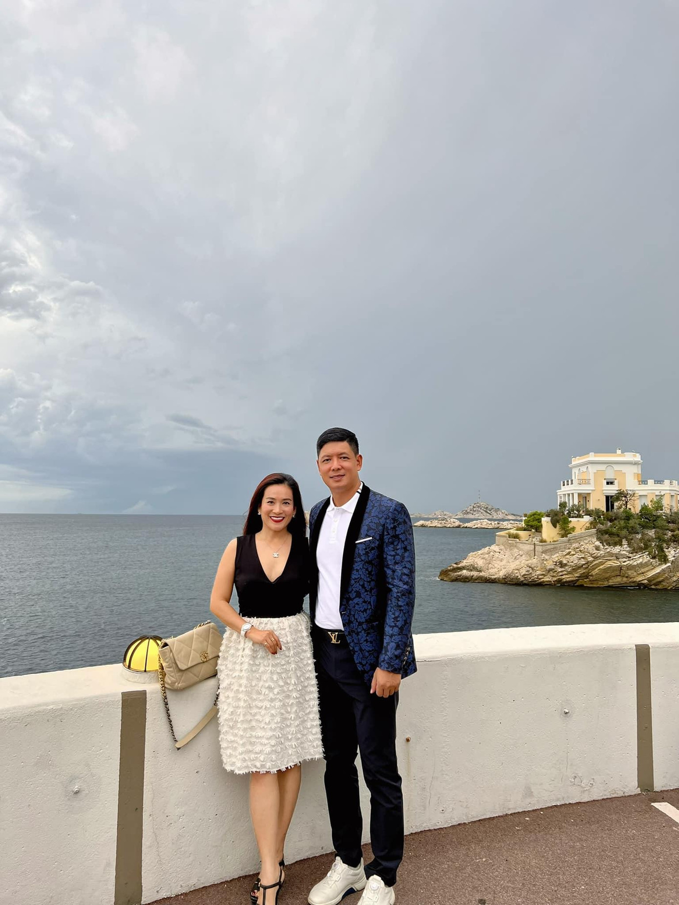 14 năm bên nhau, vợ chồng Bình Minh – Anh Thơ vẫn rất ngọt ngào, hạnh phúc. Cặp đôi thường xuất hiện cùng nhau tại các sự kiện, “đưa nhau đi trốn” để tận hưởng, hâm nóng tình cảm.