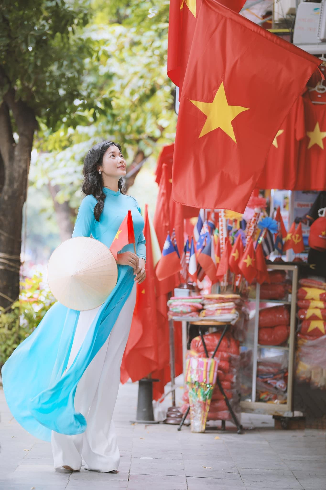 Chị Hoa của Lối về miền hoa đằm thắm, duyên dáng trong tà áo dài đón ngày “Tết Độc lập”.