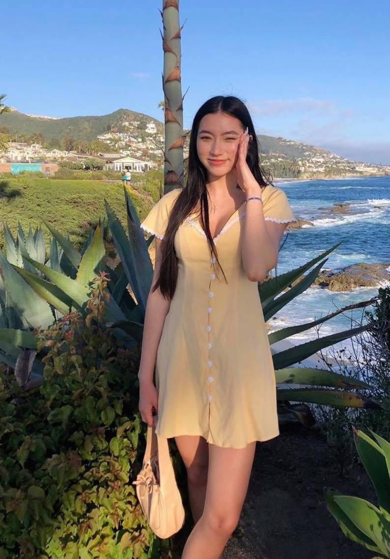 Quỳnh Tiên với gu ăn mặc gợi cảm, trẻ trung, biến hóa với nhiều phong cách khác nhau.