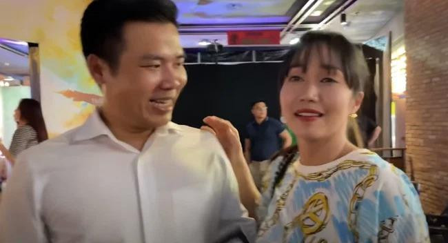 Ốc Thanh Vân được một người bạn tặng điện thoại mới Ốc Thanh Vân được một người bạn tặng điện thoại mới