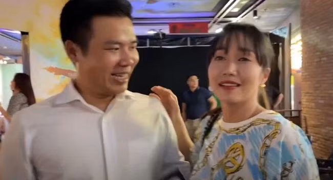 Ốc Thanh Vân được một người bạn tặng điện thoại mới