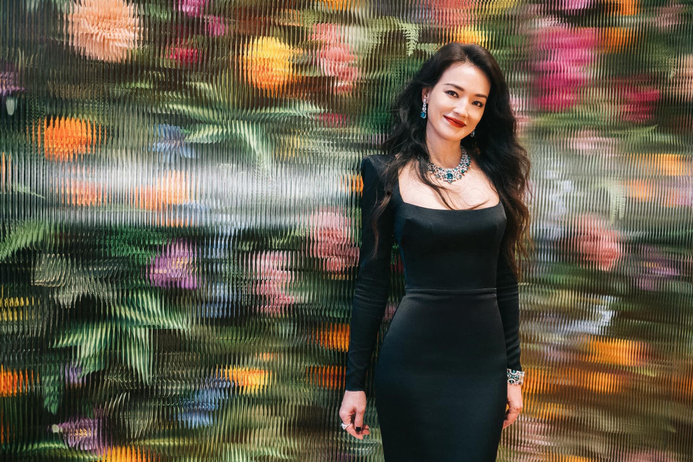 Trong sự kiện tối ngày 24/8 tại Thượng Hải (Trung Quốc), Thư Kỳ quyến rũ và bí ẩn nhưng không kém phần sang chảnh trở thành tâm điểm của giới truyền thông. Ảnh: Weibo