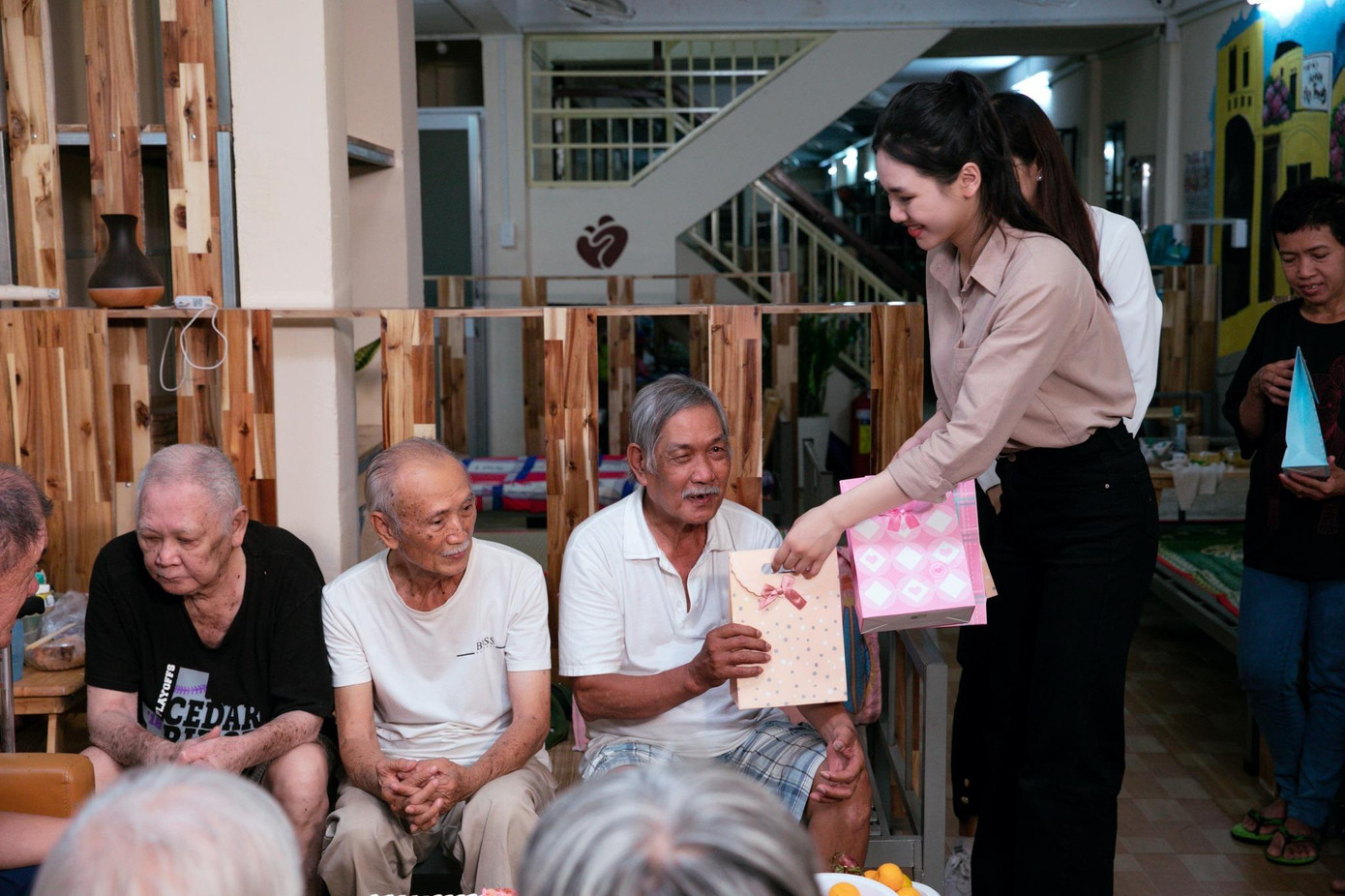 Hai cô gái cùng ông Robert Menzies Francis tổ chức tiệc sinh nhật và tặng quà cho các cụ. Hai cô gái cùng ông Robert Menzies Francis tổ chức tiệc sinh nhật và tặng quà cho các cụ.