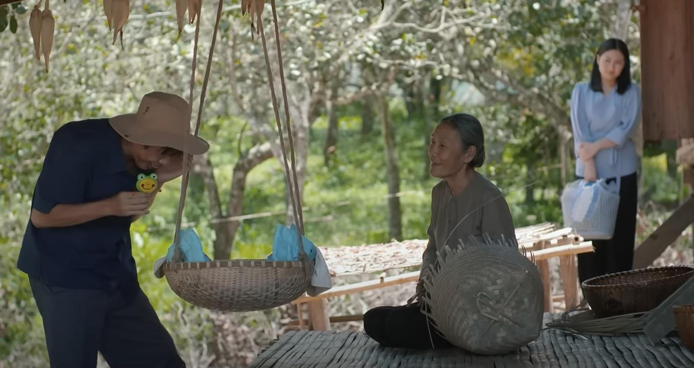 Mô hết lòng chăm sóc bé Hạt Dẻ. Ảnh: CMH. Mô hết lòng chăm sóc bé Hạt Dẻ. Ảnh: CMH.