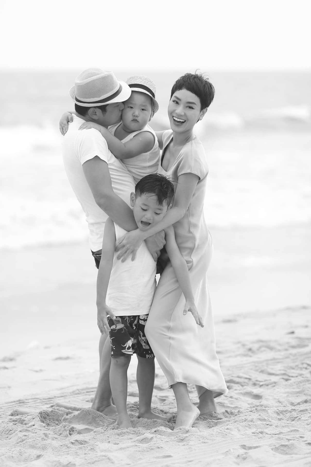 Ca sĩ Trà My idol chia sẻ bức hình gia đình nhỏ của mình: “Dù không có pháo hoa chào đón, nhưng mình tin rằng mọi điều tốt đẹp hơn sẽ đến! Năm mới sẽ tràn đầy niềm vui, niềm tin, những điều tích cực và lấy đi những muộn phiền trong mỗi chúng ta. Gia đình tớ xin chúc mọi người luôn mạnh khỏe, hạnh phúc và may mắn”. Ca sĩ Trà My idol chia sẻ bức hình gia đình nhỏ của mình: “Dù không có pháo hoa chào đón, nhưng mình tin rằng mọi điều tốt đẹp hơn sẽ đến! Năm mới sẽ tràn đầy niềm vui, niềm tin, những điều tích cực và lấy đi những muộn phiền trong mỗi chúng ta. Gia đình tớ xin chúc mọi người luôn mạnh khỏe, hạnh phúc và may mắn”.