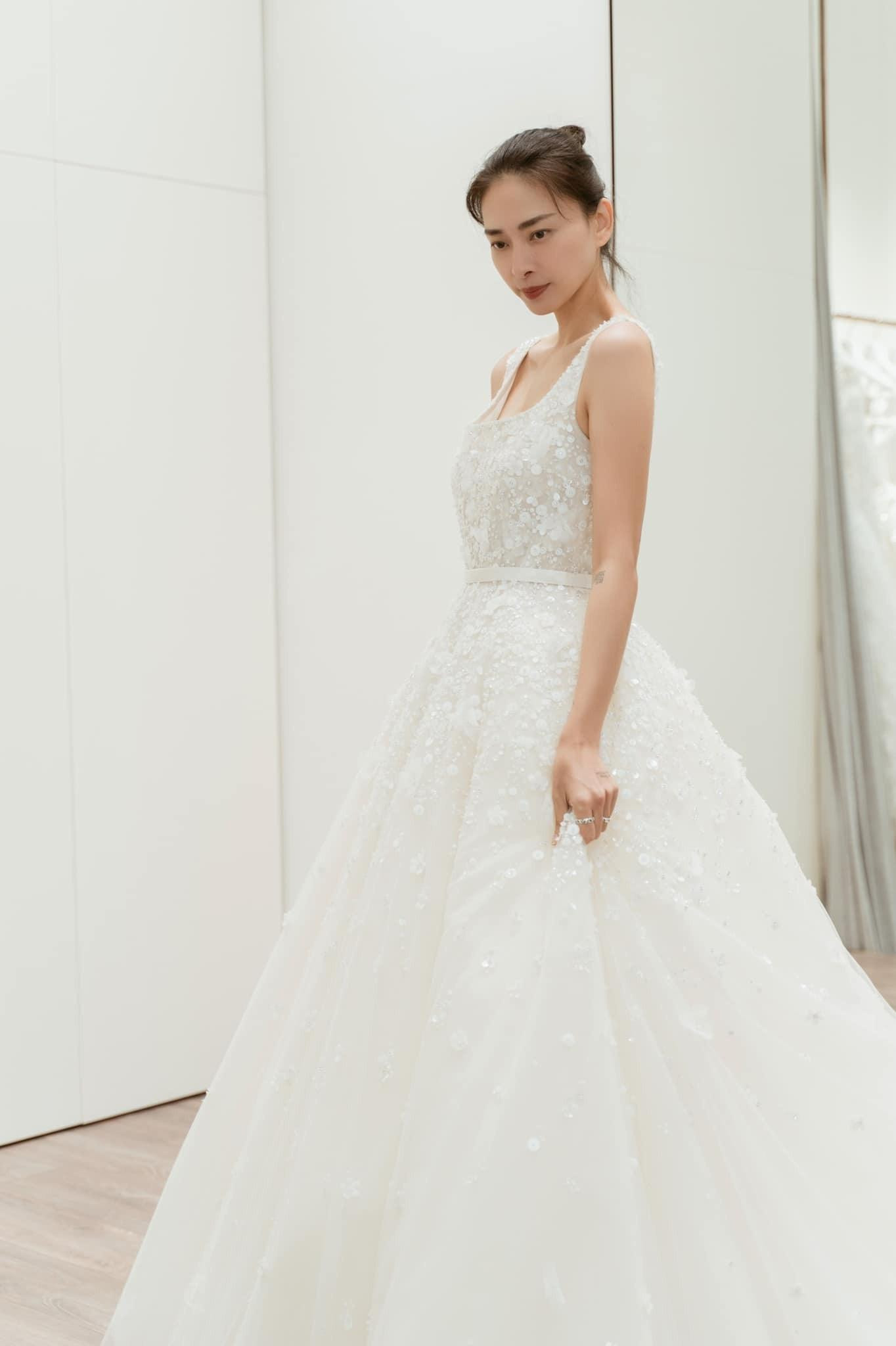 Ngô Thanh Vân thử váy cưới hơn nửa tỷ đồng giống Son Ye Jin Ngô Thanh Vân thử váy cưới hơn nửa tỷ đồng giống Son Ye Jin