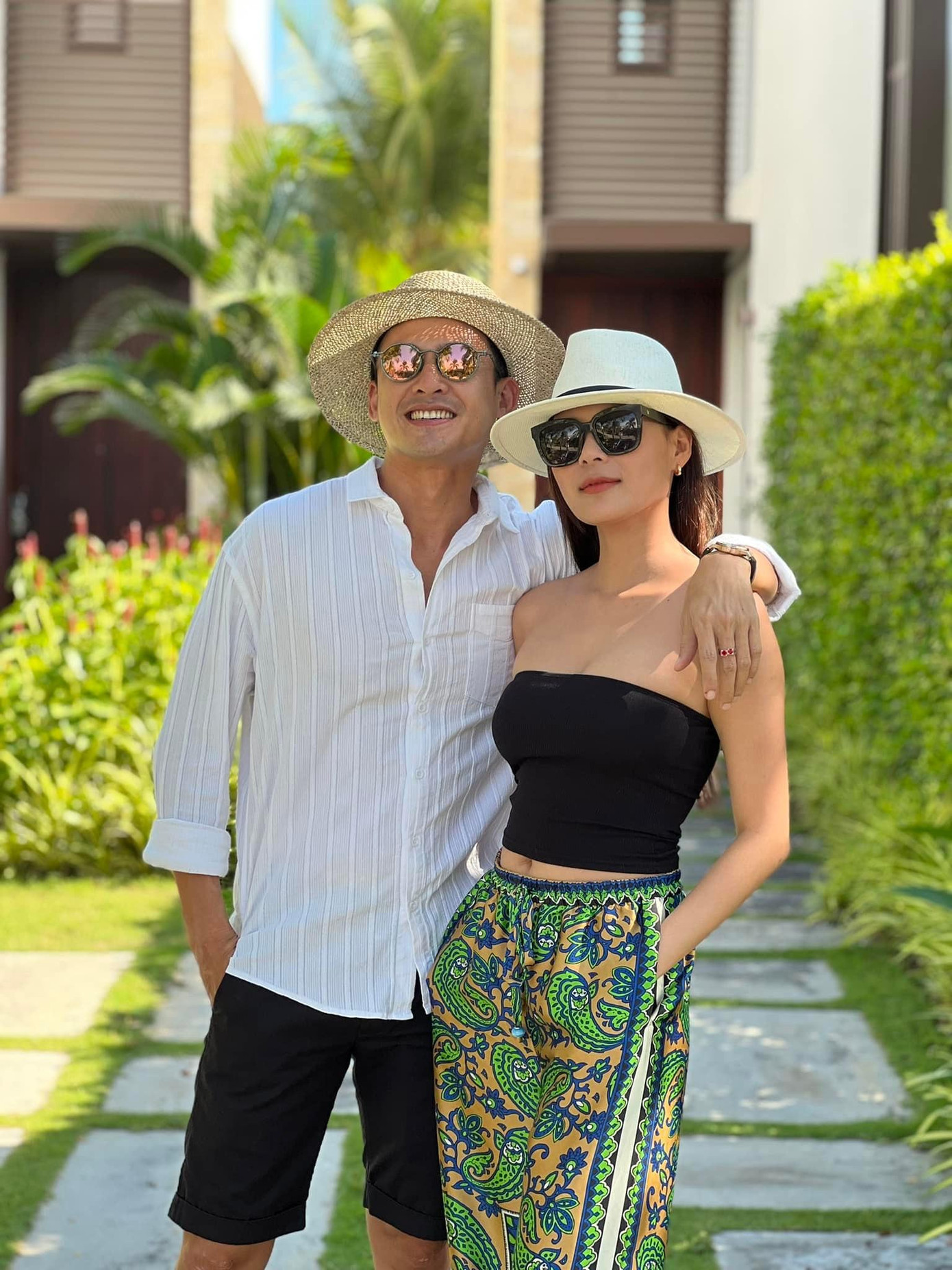 Nữ diễn viên sinh năm 1986 từng chia sẻ với Tiền Phong: “Hai năm trước gia đình tôi không dám đi đâu cả vì chưa tiêm vắc-xin. Hiện tại, gia đình tôi ai cũng tiêm đầy đủ 3 mũi vắc-xin phòng bệnh COVID-19 và tình hình bệnh cũng được kiểm soát rất tốt nên chắc chắn năm nay tôi sẽ dành thời gian cho gia đình mình để đi du lịch bù”.