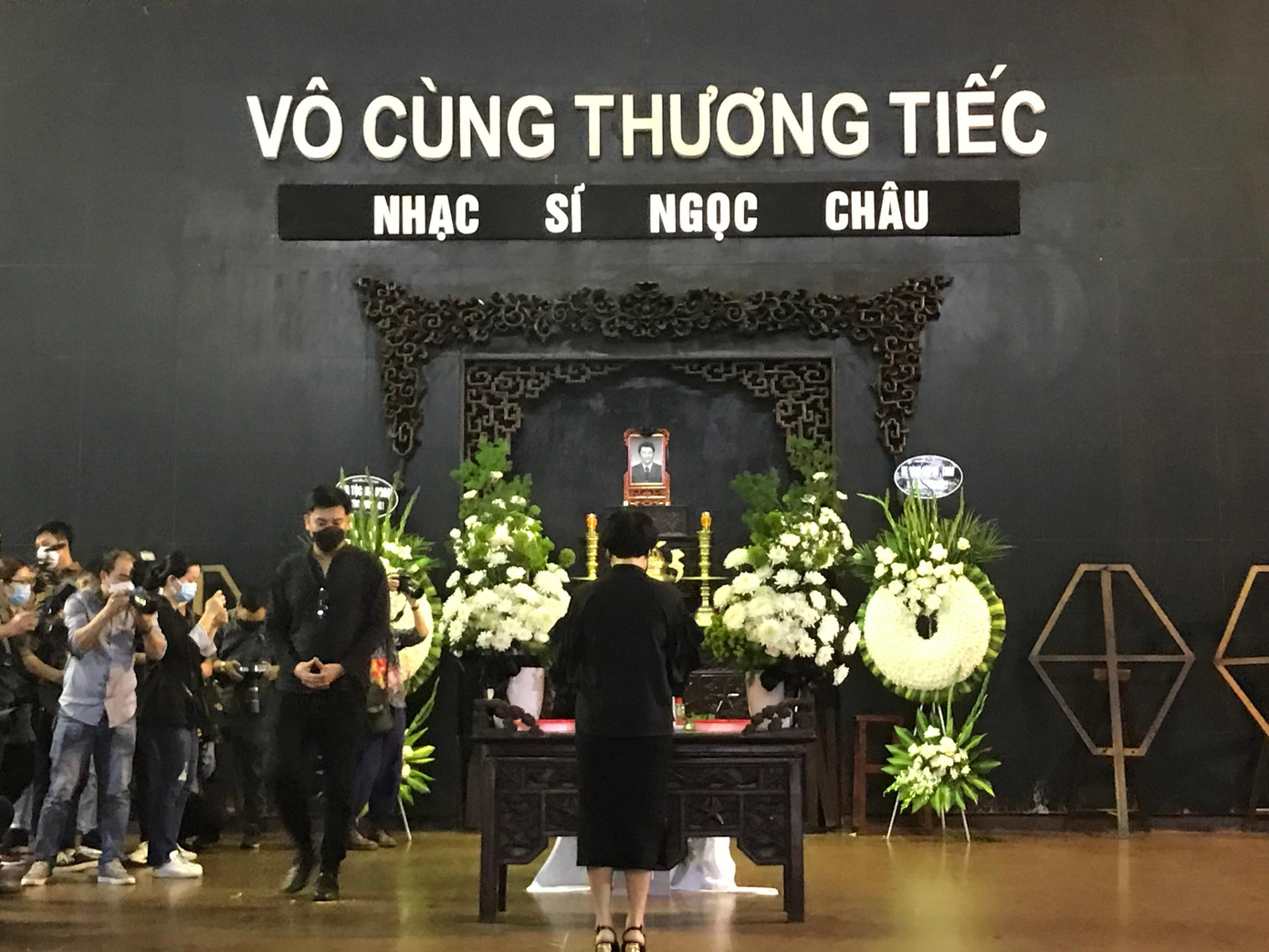 Trưa ngày 19/3, tang lễ của nhạc sĩ Ngọc Châu đã diễn ra tại Nhà tang lễ quốc gia, số 5 Trần Thánh Tông, Hà Nội. Lễ tang được gia đình tổ chức tuân thủ nghiêm ngặt quy định 5K trong bối cảnh tình hình dịch COVID-19 vẫn diễn biến phức tạp.