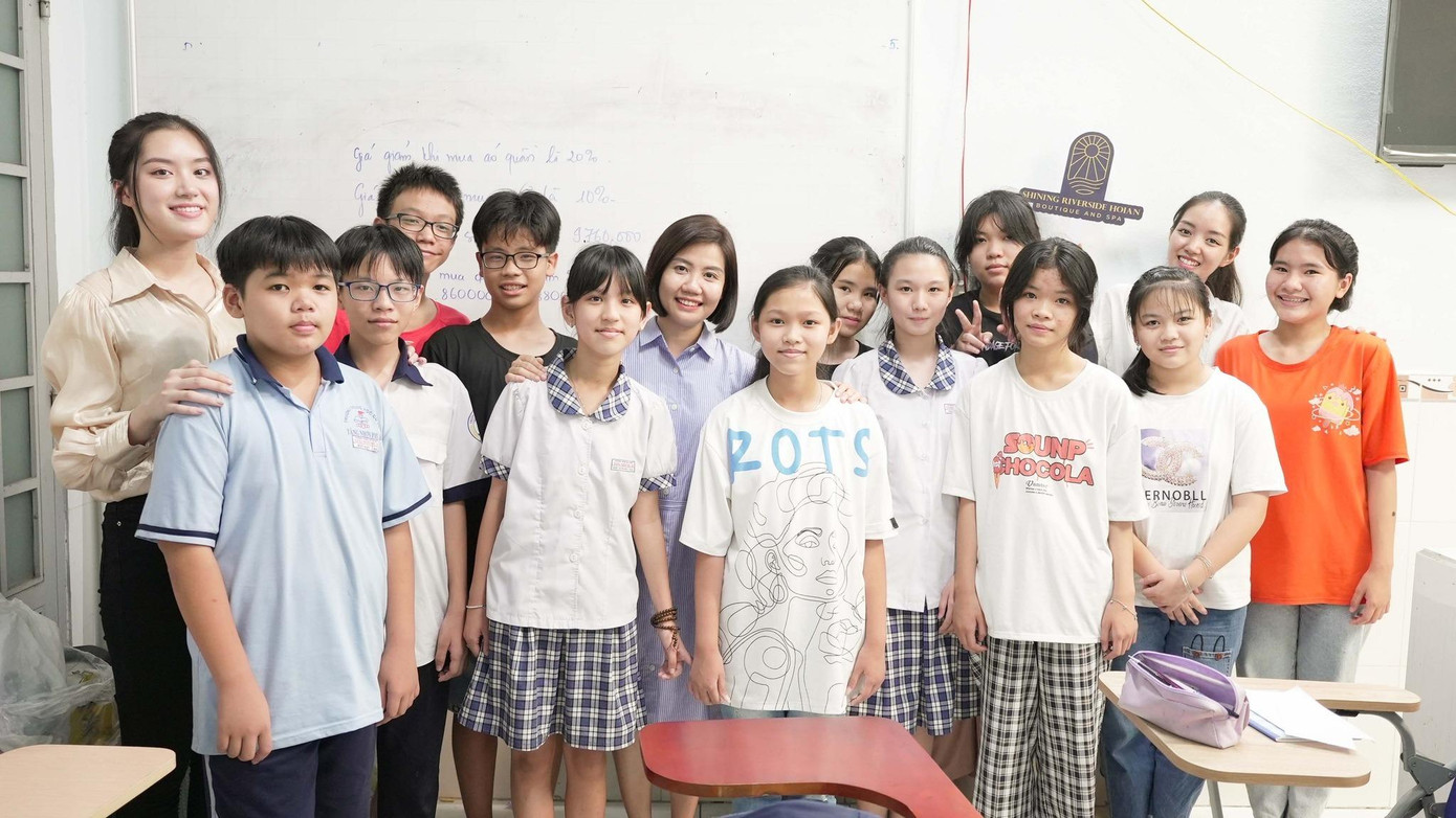 Với anh Khánh, chẳng phải tiền bạc hay tài sản, những tiếng chào, những tâm sự của các em mới là thứ làm anh thấy cuộc sống mình giàu có. Với anh Khánh, chẳng phải tiền bạc hay tài sản, những tiếng chào, những tâm sự của các em mới là thứ làm anh thấy cuộc sống mình giàu có.