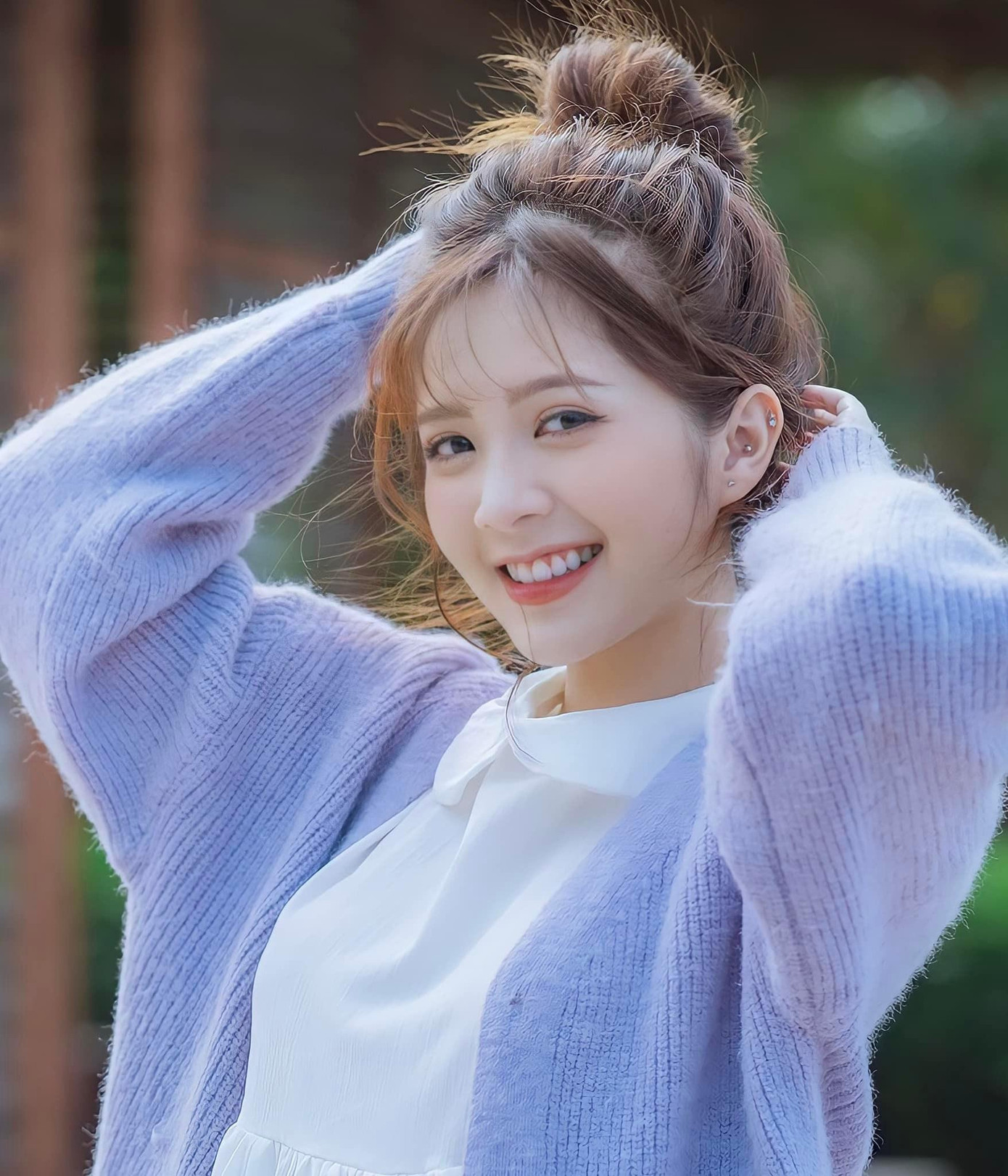 Nhiều khán giả nhận xét cho trẻ hơn nhiều so với tuổi 25.