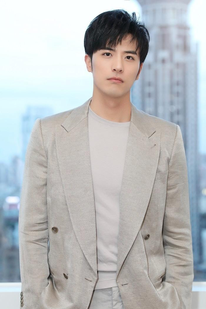 Lý Dịch Phong “tuột dốc không phanh” vì mua dâm, Từ Khai Sính (phải) mất hình ảnh ngoan hiền vì ồn ào tình ái. Ảnh: Sohu.