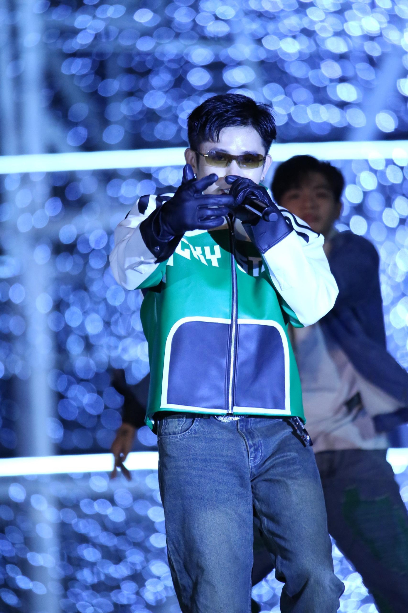 Mở đầu đêm diễn là sân khấu sôi động của Ricky Star. Nam rapper thể hiện bài hát Lúc lắc và Con nhà người ta cùng top 33 thí sinh Hoa hậu Việt Nam 2022.