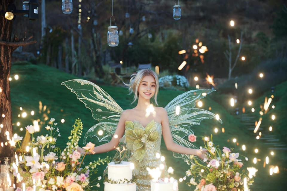Xung quanh được bày trí đậm màu tiên sắc với hoa, nến, nhà gỗ rất công phu, càng làm tôn lên ngoại hình xuất sắc, vô thực của nữ diễn viên Vân Trung Ca.