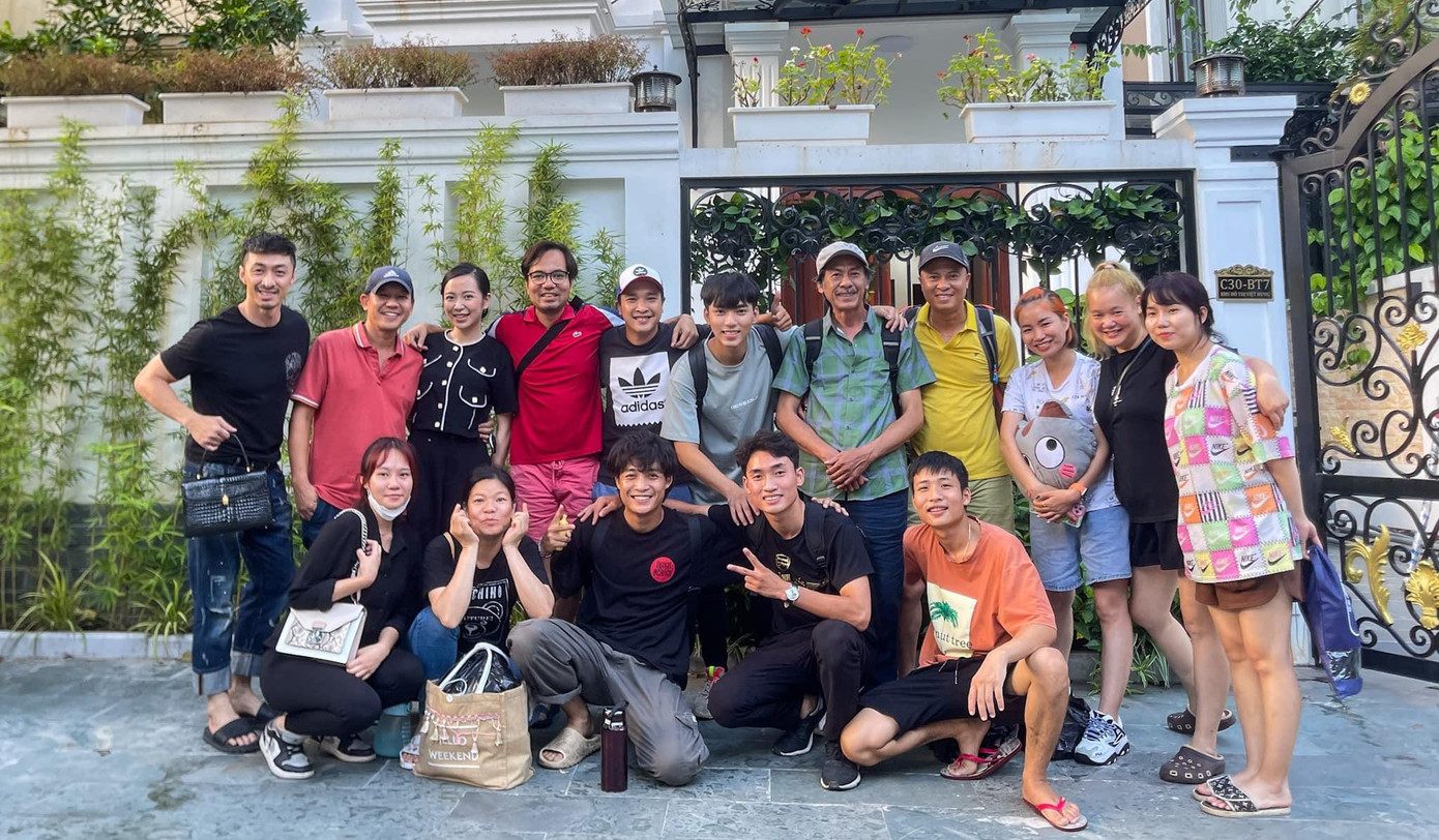 Nam chính Long Hoàng đăng tải tấm hình cùng đoàn phim Lối nhỏ vào đời. Nam chính Long Hoàng đăng tải tấm hình cùng đoàn phim Lối nhỏ vào đời.