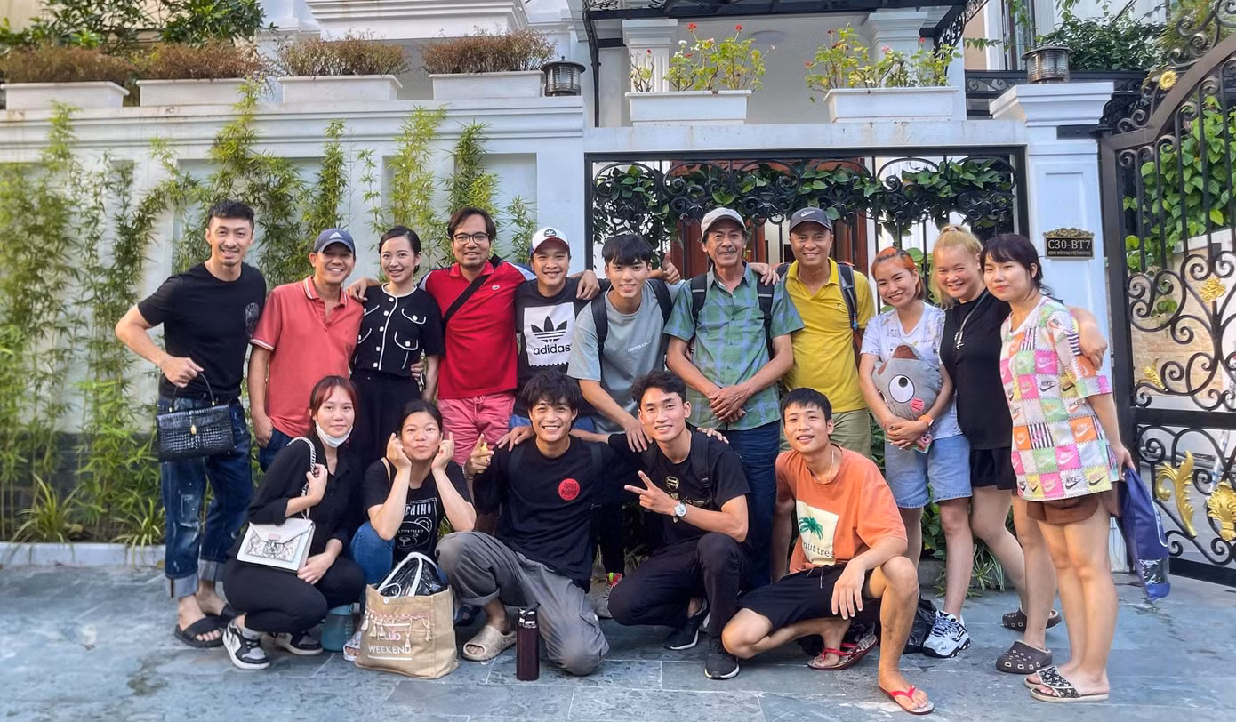 Nam chính Long Hoàng đăng tải tấm hình cùng đoàn phim Lối nhỏ vào đời. Nam chính Long Hoàng đăng tải tấm hình cùng đoàn phim Lối nhỏ vào đời.