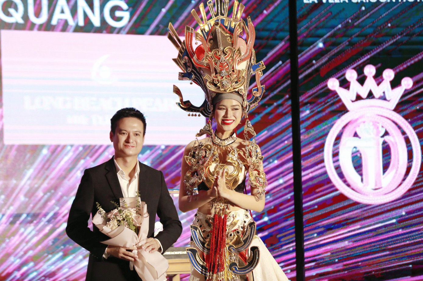 Tại họp báo, Hoa hậu Đỗ Thị Hà cùng bà Phạm Kim Dung - Phó trưởng ban tổ chức Hoa hậu Việt Nam 2022 giải đáp những tin xoay quanh việc Đỗ Thị Hà ít hoạt động trong nhiệm kỳ.