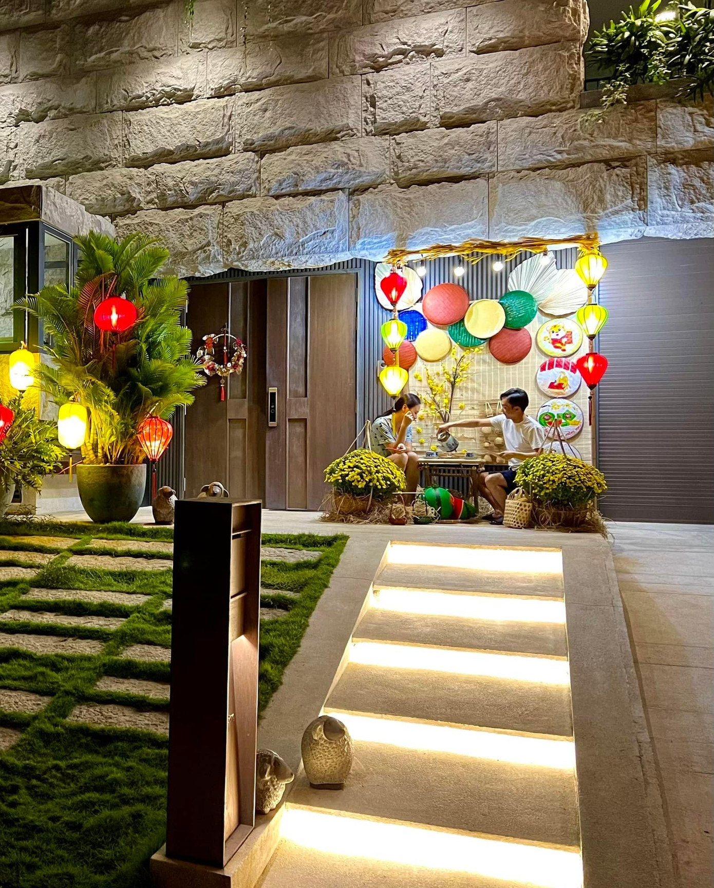 Trước cửa biệt thự nhà Cường Đông La - Đàm Thu Trang được trang trí kết hợp cổ truyền và hiện đại.