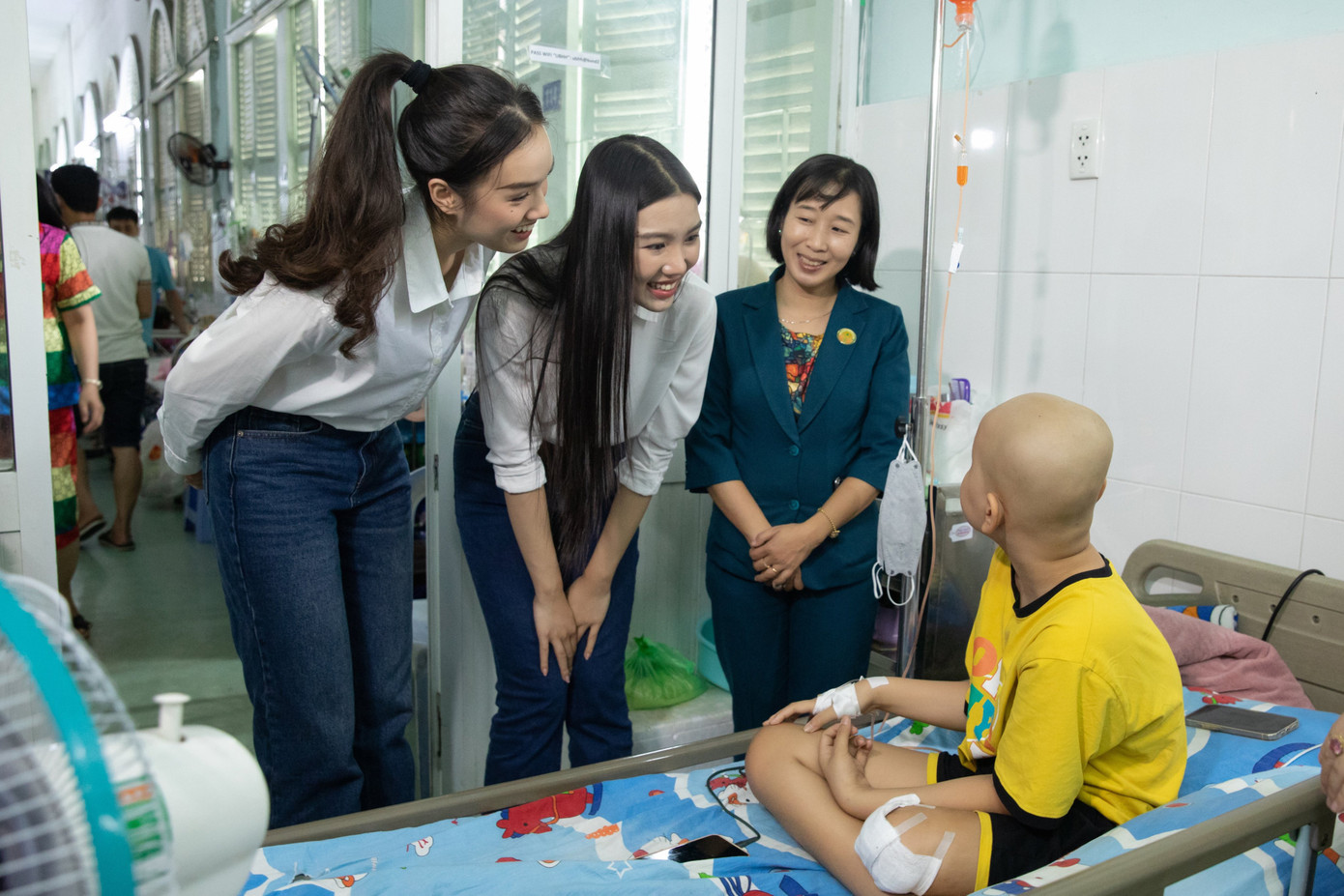 Xem thước phim của hai thí sinh thăm hỏi các &quot;chiến binh đầu trọc&quot;, Hoa hậu Tiểu Vy không kiềm được nước mắt.