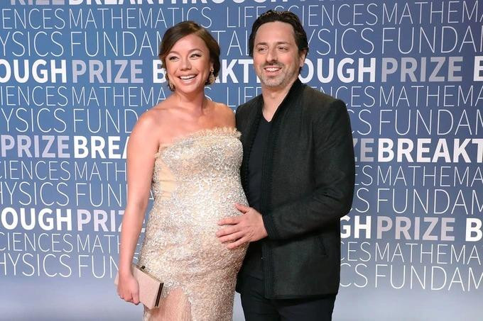 Sergey Brin bên Nicole Shanahan khi hai người đang chờ đón con chung (Ảnh: New York Post).