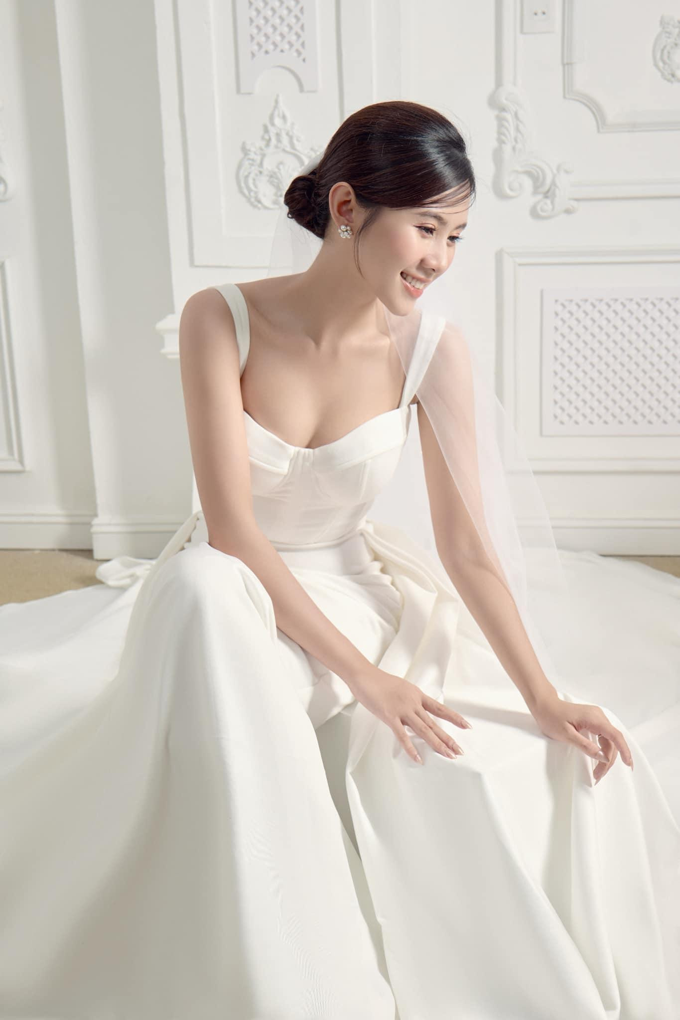 Khi tham gia kì thi Tốt nghiệp Trung học phổ thông năm 2019, Quỳnh Trang Trang vô tình được chú ý đến và mệnh danh là “Hot girl mùa thi” khi xuất hiện xinh đẹp tại cổng trường.