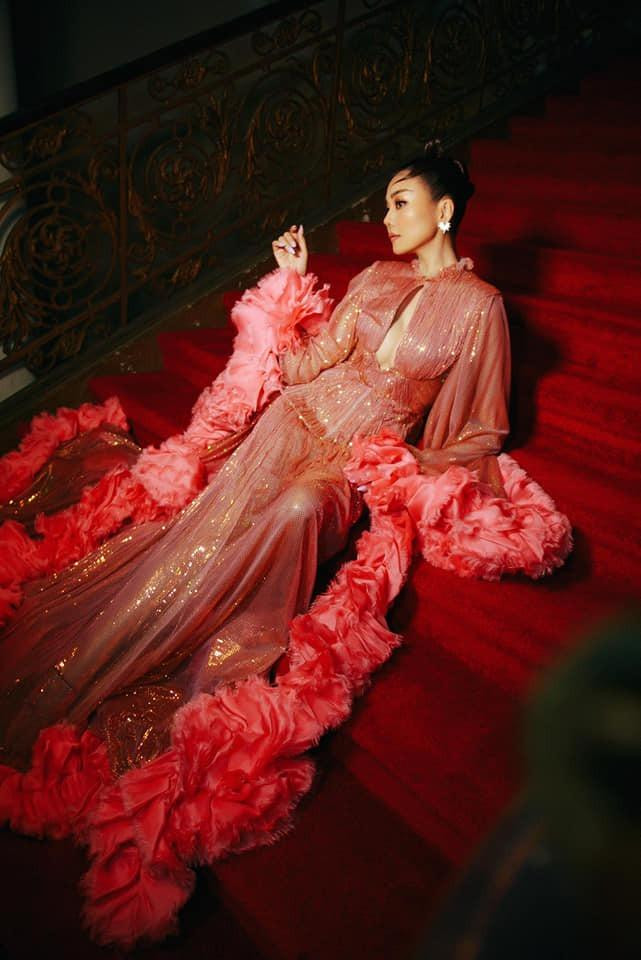 Bộ cánh lộng lẫy của Thanh Hằng trên thảm đỏ.