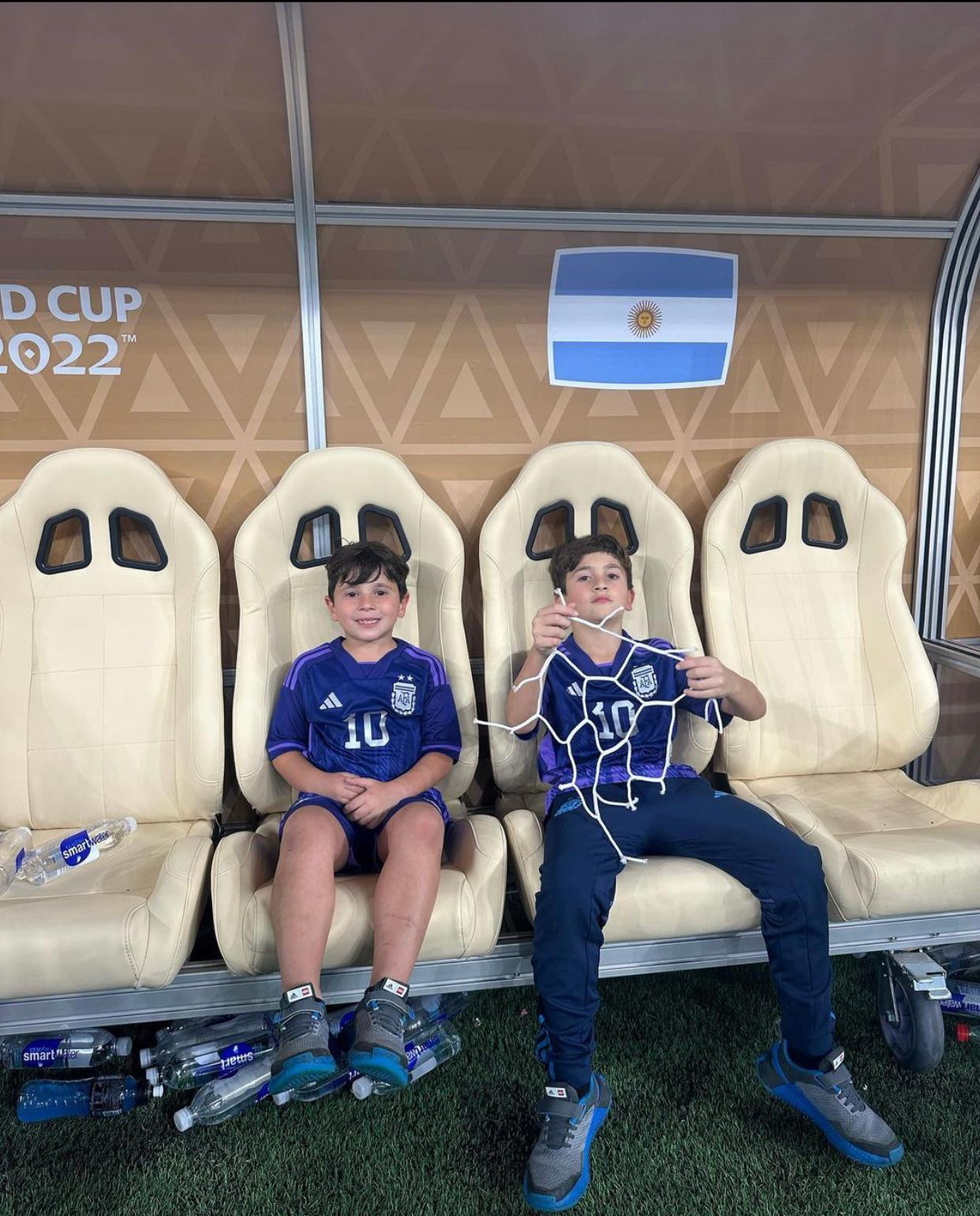 Hai cậu lớn Thiago và Mateo cắt mảnh lưới trong trận chung kết làm kỷ niệm. Ảnh: IG.