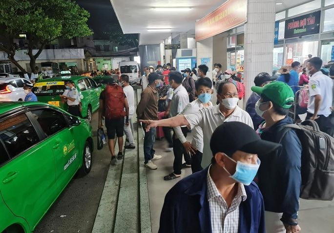 Trước sân ga, taxi, grab hoạt động nhộn nhịp, khác hẳn với khung cảnh vắng vẻ trước đây