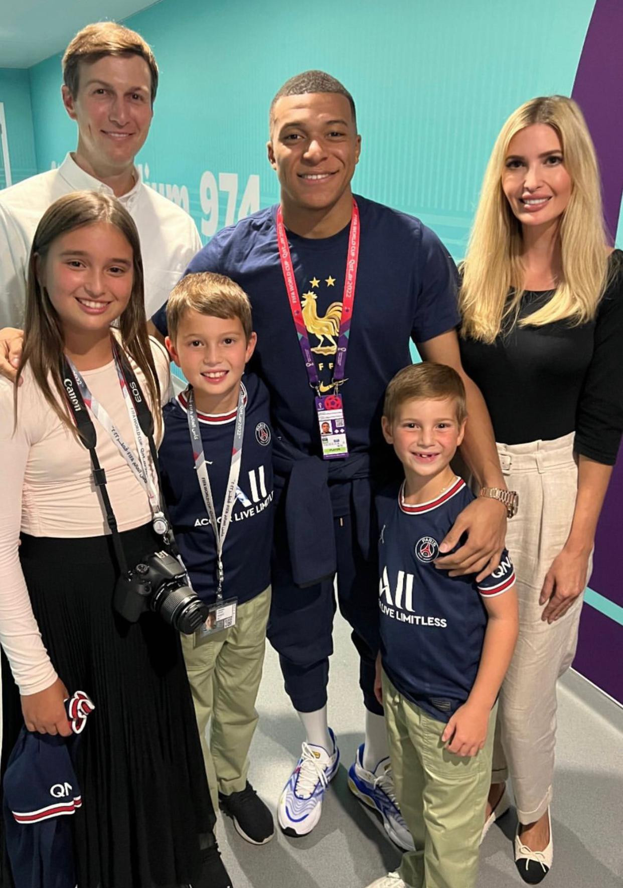 Sau trận thắng Đan Mạch đêm 26/11 (giờ Việt Nam), tiền đạo tuyển Pháp Kylian Mbappe gặp gỡ và chụp ảnh cùng gia đình Ivanka Trump, con gái cựu tổng thống Mỹ Donald Trump. Ảnh:@ivankatrump/Instagram.