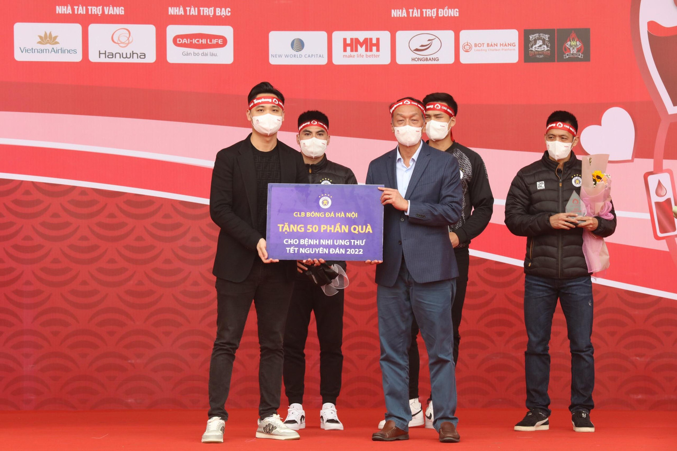 Ông Nguyễn Quốc Tuấn - đại diện CLB Bóng đá Hà Nội trao tặng, TS.BS Bạch Quốc Khánh - Viện trưởng Viện Huyết học và Truyền máu Trung ương, lên nhận.