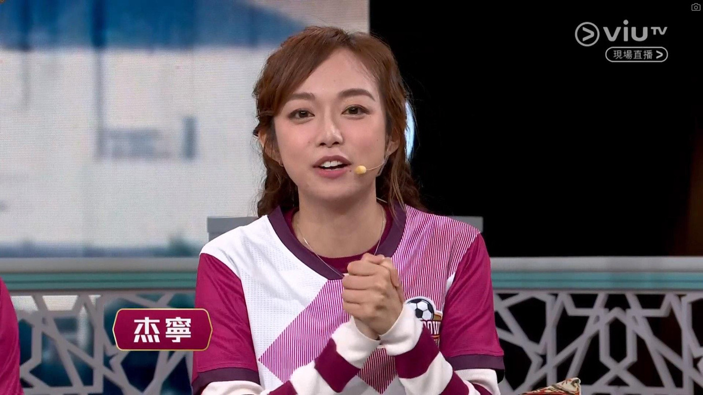 Phan Kiệt Ninh gây ấn tượng bởi ngoại hình trẻ trung và sự hiểu biết sâu rộng môn thể thao vua. Cô được cư dân mạng “truy lùng” danh tính ngay sau khi chương trình lên sóng. Ảnh: HK01. Phan Kiệt Ninh gây ấn tượng bởi ngoại hình trẻ trung và sự hiểu biết sâu rộng môn thể thao vua. Cô được cư dân mạng “truy lùng” danh tính ngay sau khi chương trình lên sóng. Ảnh: HK01.