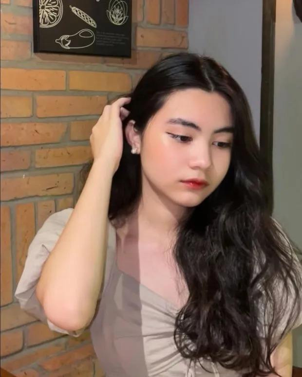 Dù có hai cô con gái xinh đẹp như hoa nhưng MC Quyền Linh không muốn con bước chân vào showbiz. “Tôi cố gắng không hướng con mình nổi tiếng, nên tôi rất ít khi dẫn con gái đi sự kiện. Nhưng nếu sau này con đam mê thì mình chịu thôi, tôi sẽ đứng sau lưng ủng hộ con”, Quyền Linh giãi bày.