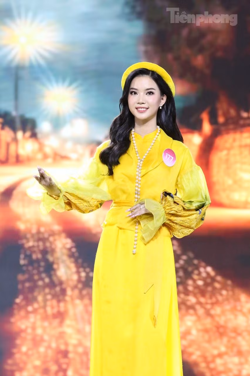 Hoàng Hương Giang nền nã trong phần thi trang phục áo dài đêm chung kết HHVN 2022 tối 23/12. Ảnh: Trọng Tài.