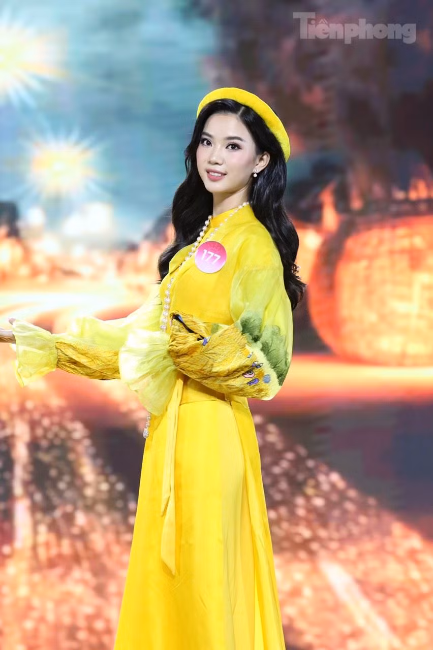 Hoàng Hương Giang nền nã trong phần thi trang phục áo dài đêm chung kết HHVN 2022 tối 23/12. Ảnh: Trọng Tài.